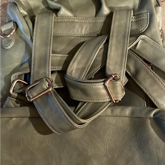 Green backpack - Picture 2 of 5